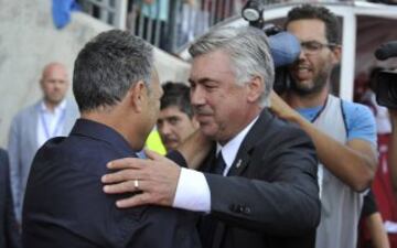 Carlo Amcelotti y Joaquín Caparrós se saludan. 