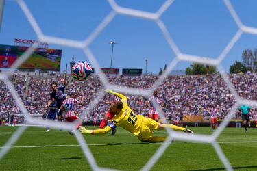 Del posible 1-1... al 2-0 del PSG. Qué fácil llegó Vitinha en la contra de los parisinos, colándose dentro del área rojiblanca, batiendo a Oblak con un gran disparo ajustado. Varapalo al borde del descanso para los del Cholo Simeone.
