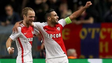 Monaco's Colombian forward Radamel Falcao (R) celebrates with Monaco's French forward Valere Germain (L) after scoring a second goal during the UEFA Champions League Group E football match between AS Monaco FC and PFC CSKA Moscow at the Louis II Stadium in Monaco on November 2, 2016. / AFP PHOTO / VALERY HACHE