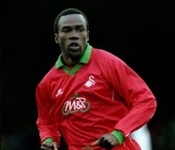 El jugador ingresó en el partido de su equipo, Swansea, cuando el partido estaba parado en saque de banda. El balón no estaba en movimiento, pero él me pegó cabezazo a un rival y fue expulsado.