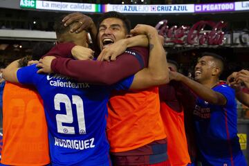 Gritos, abrazos y júbilo era lo que se veía en la cancha del Estadio Azteca tras el gol del 'Chaquito'