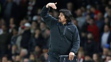 El 'Mono' Burgos, dando instrucciones en el Emirates.