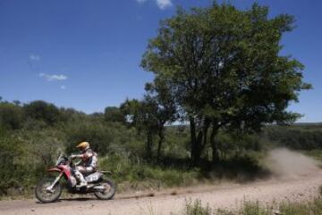 La piloto española Laia Sanz del equipo Team HRC en acción hoy, viernes 16 de enero de 2015, durante la etapa doce del Rally Dakar 2015, entre Río Hondo y Rosario (Argentina). 