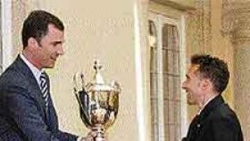 <b>LA IMAGEN DEL DEPORTE ESPAÑOL EN 2002.</B> Alberto García recibió de manos del Príncipe Felipe el galardón como mejor deportista español.