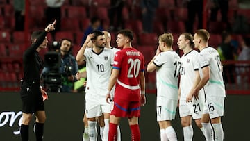 Soccer Football - Nations League - Play-offs - Second Leg - Serbia v Austria - Rajko Mitic Stadium, Belgrade, Serbia - March 23, 2025 Austria's Florian Grillitsch and teammates react after Austria's Gernot Trauner was shown a red card by referee Jose Sanchez REUTERS/Marko Djurica