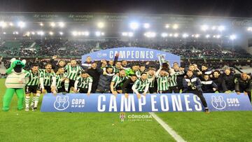 Los jugadores del C&oacute;rdoba celebran el t&iacute;tulo de la Copa Federaci&oacute;n.