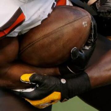 Lawrence Timmons placa a Andrew Hawkins. La defensa de los Steelers sigue sumando galones.