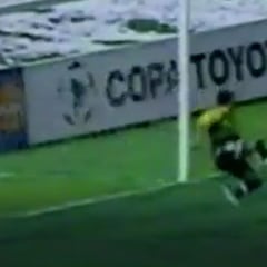 Claudio Bravo cumple años: su olvidada primera gran atajada en el debut con Colo Colo