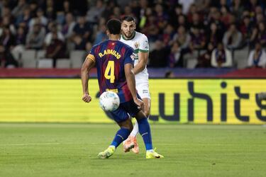 Rafa Mir marca el 2-1 al Barcelona.

