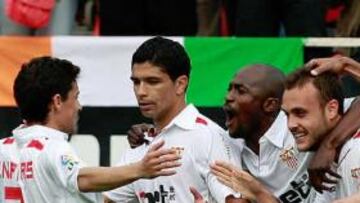 <b>VUELVE LA ALEGRÍA. </b>Navas acude a festejar con Cala el tercer gol del Sevilla que Renato, Zokora y Kanouté también gritan.