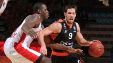 Sam Van Rossom, con el balón, anotó la canasta ganadora del Valencia.