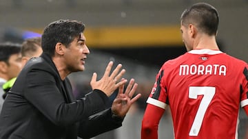 Milan (Italy), 18/10/2024.- AC Milan'Äôs head coach Paulo Fonseca (L) gives instructions to AC Milan'Äôs forward Alvaro Morata during the Italian Serie A soccer match between AC Milan and Udinese at the Giuseppe Meazza Stadium in Milan, Italy, 19 Ocrober 2024. (Italia) EFE/EPA/Daniel Dal Zennaro