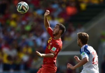 Eden Hazard y Dmitry Kombarov.