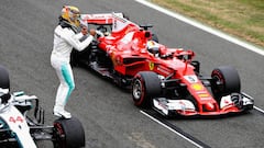 Lewis Hamilton celebrando su pole en Silverstone delante de Vettel.