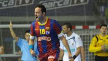 <b>CELEBRACIÓN. </b>Romero celebra el gol que marcó al Ciudad Real; a su lado, Juanín corre en defensa.