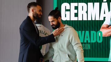 Pezzella e Isco, en el acto de renovación del primero como jugador del Betis.