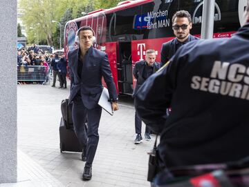 Thiago, Ribery y Hummels llegan al hotel. 