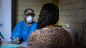 ACOMPA&Ntilde;A CR&Oacute;NICA PER&Uacute; CORONAVIRUS/ AME8514. LIMA (PER&Uacute;), 09/05/2020.- Foto del 24 de abril de una mujer en la sala de triaje para un diagn&oacute;stico de su estado de salud, a su llegada al centro de acogida para mujeres maltratadas &quot;Casa de la Mujer&quot;, victimas de violencia de gener&oacute; durante el estado de emergencia por Covid 19, en Lima. La gerencia de la casa de la mujer administrada por la municipalidad de lima declara que los casos de violencia de genero en ambitos familiares han aumentado desde que se decret&oacute; el estado de emerg&eacute;ncia. EFE/Sergi Rugrand