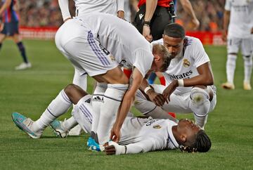 Las asistencias médicas del Real Madrid saltaron al césped para atender los problemas físicos de Eudardo Camavinga.