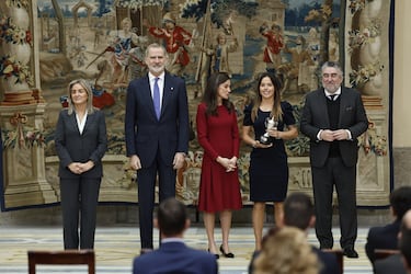 La reina Letizia entrega a Claudia Zornoza la Copa Barón de Güell en la entrega de los Premios Nacionales del Deporte 2023 y 2024.