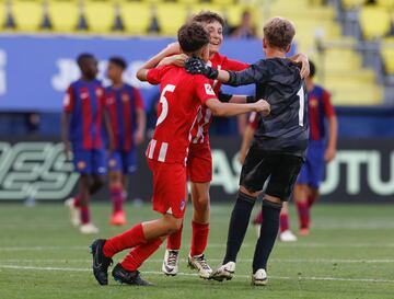 Los jugadores del Atlético celebran su victoria ante el Barcelona.