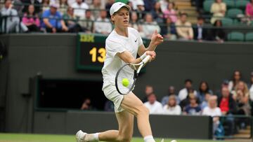 Wimbledon (United Kingdom), 07/07/2024.- Jannik Sinner of Italy in action against Ben Shelton of the US (unseen) during their round of 16 match at the Wimbledon Championships, Wimbledon, Britain, 07 July 2024. (Tenis, Italia, Reino Unido) EFE/EPA/TIM IRELAND EDITORIAL USE ONLY
