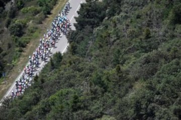 El pelotón recorriendo los 184 km entre Viella y Andorra.
