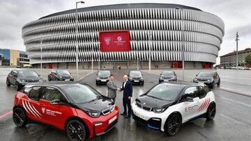 Elizegi en San Mamés con coches rojiblancos.