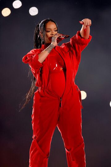 La artista nacida en Barbados protagonizó sola el Halftime Show del Super Bowl LVII del Estadio de la Universidad de Phoenix.