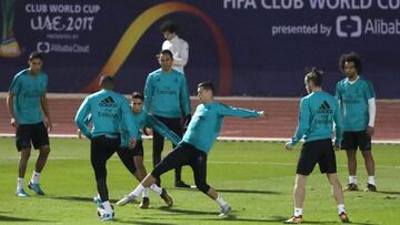 Real Madrid players take part in a training session two days prior to their FIFA Club World Cup semi-final football match at the New York University Abu Dhabi stadium in the Emirati capital on December 12, 2017. / AFP PHOTO / KARIM SAHIB
