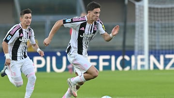 Juventus' Turkish forward #10 Kenan Yildiz controls the ball during the Italian Serie A football match between Hellas Verona and Juventus at the Marcantonio Bentegodi stadium in Verona, on September 20, 2025. (Photo by Stefano RELLANDINI / AFP)