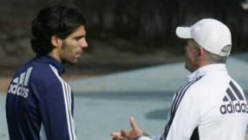 <b>AGUIRRE HABLÓ EL VIERNES CON LAFI.</b> Ángel Lafita repetirá suplencia esta tarde. El técnico habló el viernes en el entrenamiento con el aragonés y también con Barrera, pero elegirá a Juan Carlos y el mexicano por fuera.