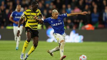 Soccer Football - Premier League - Watford v Everton - Vicarage Road, Watford, Britain - May 11, 2022 Everton&#039;s Richarlison in action with Watford&#039;s Moussa Sissoko Action Images via Reuters/Matthew Childs EDITORIAL USE ONLY. No use with unauthor