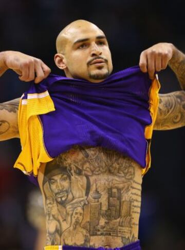 Cuerpo tatuado del jugador angelino Robert Sacre.