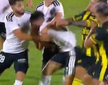 ¿Amistoso? La batalla campal de Peñarol y Colo Colo que terminó con Jonathan Villagra expulsado