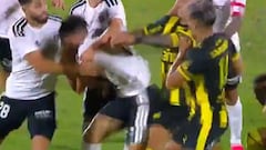 ¿Amistoso? La batalla campal de Peñarol y Colo Colo que terminó con Jonathan Villagra expulsado