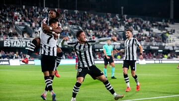 Escriche, asistente, celebra el gol de Gastón Valles.