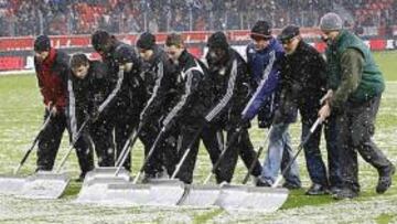 <b>CAMPO NEVADO. </b>El BayArena, pese a ser parcialmente cubierto se presenta así. En la foto, trabajadores despejan la nieve con palas.