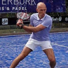 Robben cambia el balón por la pala