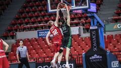 Ante Tomic realiza un mate ante Hlinason en el Casademont Zaragoza-Joventut Badalona.