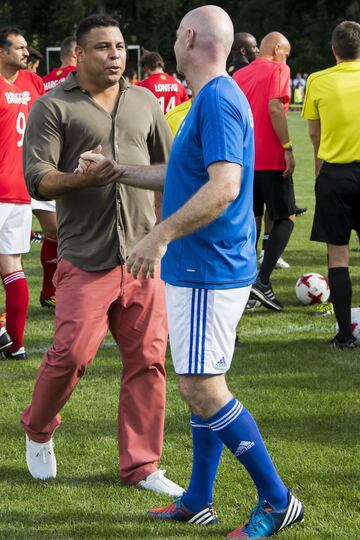 El exfutbolista brasileño Ronaldo saluda al presidente de la FIFA, el suizo Gianni Infantino  durante el partido que enfrenta a las leyendas del fútbol internacional, en Brig, Suiza.