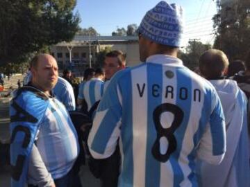 Hinchas colombianos y argentinos se reúnen en Viña del Mar para el partido de los cuartos de final.