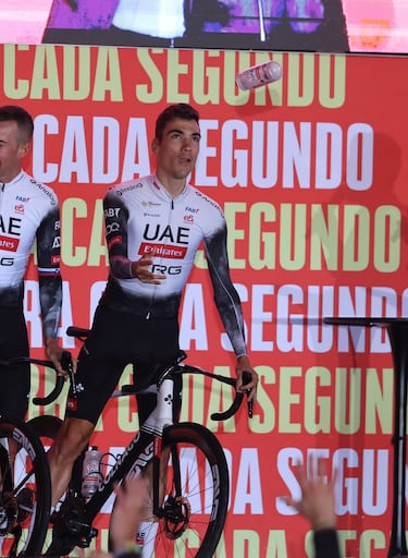 El corredor español Juan Ayuso, del UAE Team Emirates, durante la presentación.
