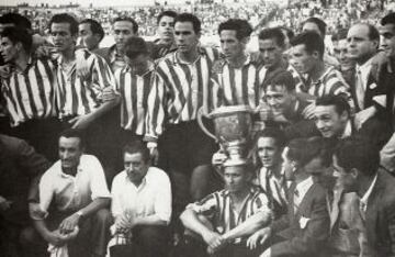 El chileno, con la copa en la mano, ganó tres títulos de Liga en Europa. El primero fue con Athletic de Bilbao en la temporada 1942-1943.