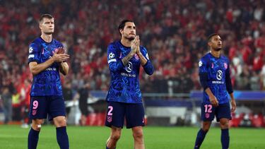 Soccer Football - Champions League - Benfica v Atletico Madrid - Estadio da Luz, Lisbon, Portugal - October 2, 2024 Atletico Madrid's Alexander Sorloth, Jose Maria Gimenez and Samuel Lino look dejected after the match REUTERS/Pedro Nunes