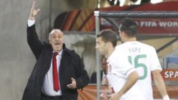 <b>DISGUSTO. </b>Del Bosque, en el área técnica, durante el partido entre Portugal y España de noviembre.