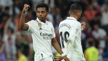 MADRID, 24/05/2023.- El delantero brasileño del Real Madrid, Rodrygo, tras conseguir el segundo gol del equipo madridista durante el encuentro correspondiente a la jornada 36 de primera división que han disputado hoy miércoles frente al Rayo Vallecano en el estadio Santiago Bernabéu, en Madrid. EFE / Kiko Huesca.