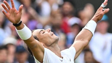 Rafael Nadal celebra su agónica victoria sobre Taylor Fritz en cuartos de final de Wimbledon.
