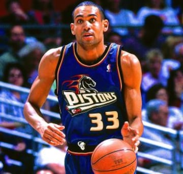 Los Pistons post-Isiah Thomas sufrieron mucho, e hicieron sufrir a sus aficionados no sólo con su juego, sino con su ropa. Esta camiseta que viste un jovencísimo Grant Hill ha sido considerada muchas veces como una de las más feas de todos los tiempos.