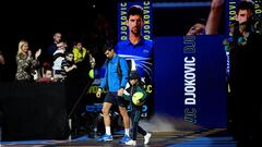 Djokovic sale a pista en el O2 de Londres.